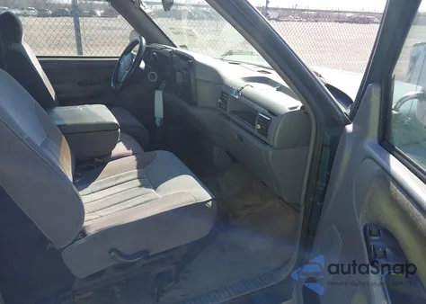 1996 Dodge Ram 1500 z USA, uszkodzony, nr VIN 3B7HC13Y5TG197457